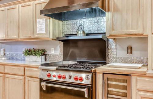 Lazy Bear Lodge · Spacious 6BR Lodge with Chef's Kitchen, Hot Tub, Golf Views and more - Foto 18