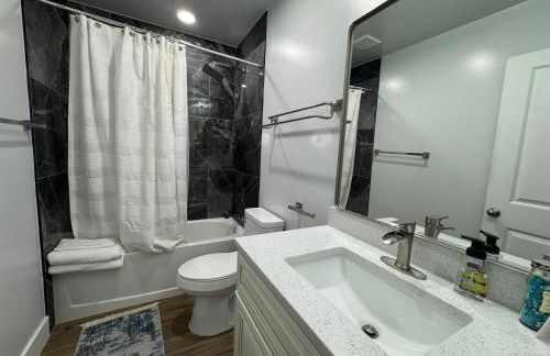 LUX Spacious Townhouse 4BR in DC - Photo 40