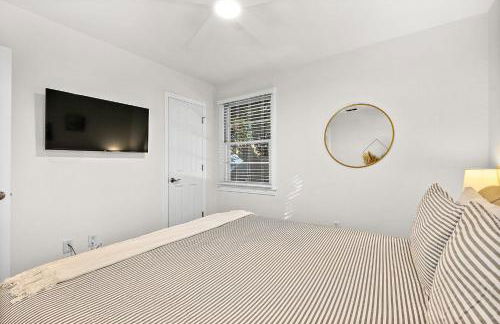 Private Uptown Flat - Walk to Nights of Lights! - Foto 16