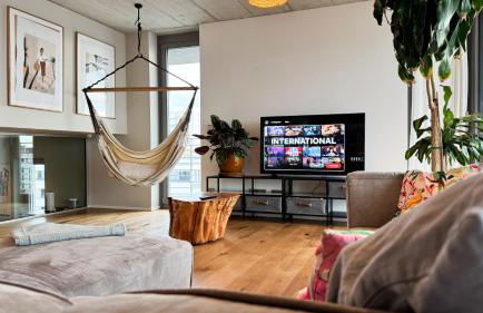 Stylish Riverfront Penthouse with Skyline View - Foto 19