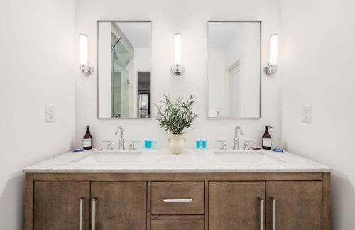 Chateau in the Village - Brand New 3BD 5BA - Foto 24