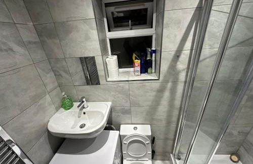 1st Studio Flat With full Private Toilet And Shower With its Own Kitchenette in Keedonwood Road Bromley A Fully Equipped Independent Studio Flat - Photo 15