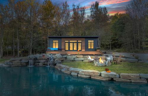 Tiny House on a Waterfall at Private Tiny Lake - Foto 1