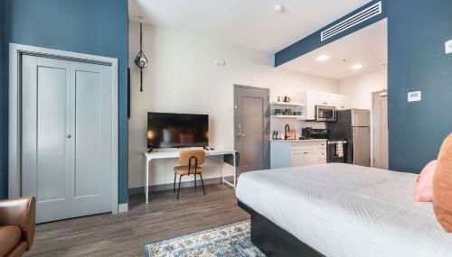 Bold and Bright Stay with Cher & Etta James Flair - Foto 5