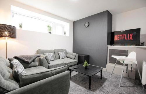 Bartlam Place, Sleeps 6, Central Oldham - By NMB Property - Foto 2