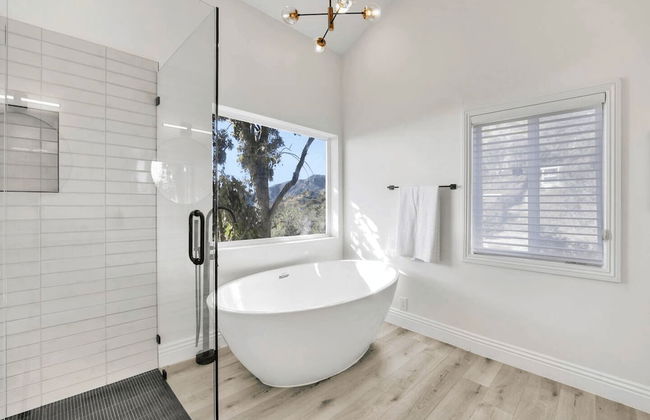 Castlewood by Avantstay Malibu Cliffside + View - Photo 35