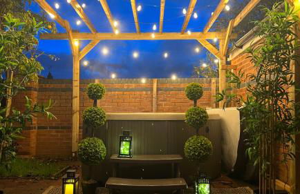 The Cheshire Gathering - Hot Tub 8 Bedroom - Photo 6