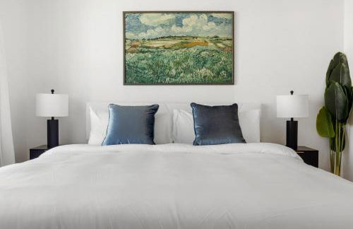 Elevated Contemporary 2BR 2BA with Balcony - Foto 26