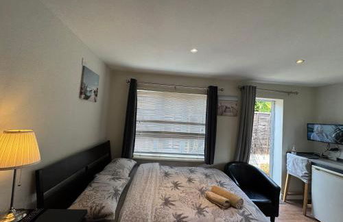 Studio-2 Staines,Heathrow, London-own entrance - Foto 7