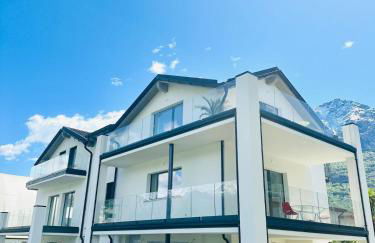 Top floor design apt, 3bd, 2bt! - Photo 1