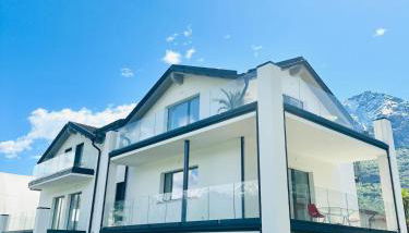 Top floor design apt, 3bd, 2bt! - Photo 1