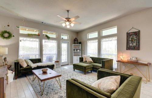 La Porte Home with Balconies Walk to Beach! - Foto 1