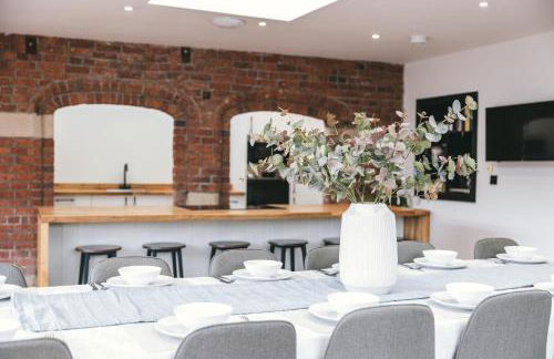 Large 7 Bedroom House for Families and Work Crews Hot Tub Parking Wi-Fi sleeps 17 - Foto 1