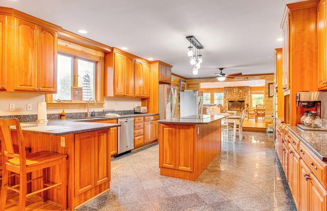 Spacious Belmont Home w/ Seasonal Pool & Grill - Foto 24