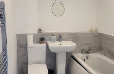 New Build 3-Bed in Rotherham Fast WiFi, Garden & Driveway - Foto 13