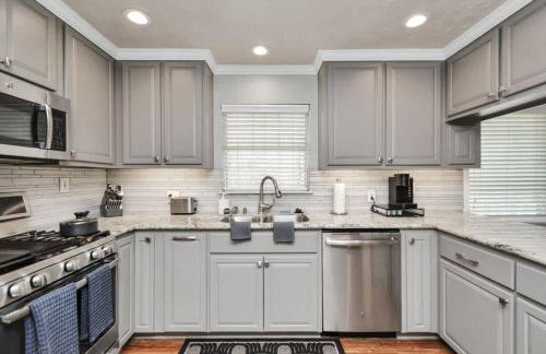 Backyard Oasis-Pool & Grill-Heart of Friendswood - Foto 14