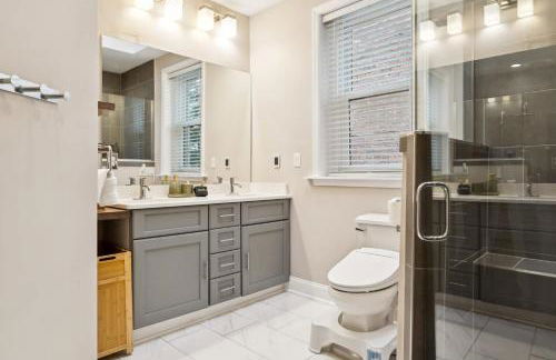 Fan District Charm 4BR Retreat Walk to Carytown - Foto 36