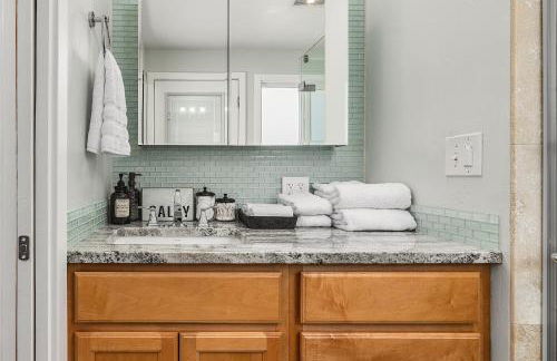 Cozy City Stay, 3bdrm near Airport - Photo 16