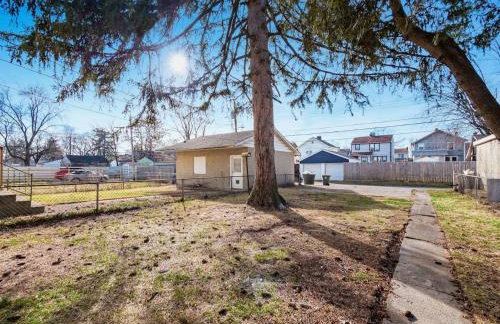 Oakwood Charm Family-Friendly 3BR Getaway - Photo 26