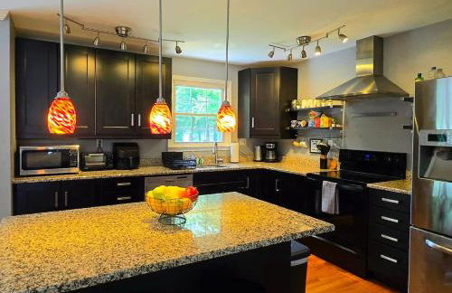 Spacious 4BR Retreat Yard, BBQ & Prime Location - Foto 11