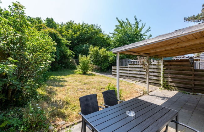 Cozy Holiday Home 3 Minutes From the Beach! - Photo 14