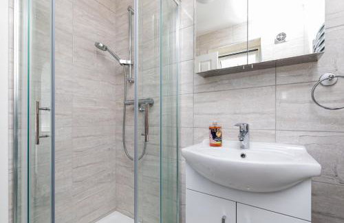 Findon- Stylish Suite 10mins close to Airport - Photo 18