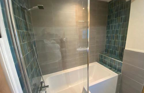 Riverside Cottage with balcony and fishing jetty - Foto 11