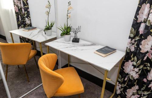 Spacious Luxury Villas in the heart of LA! Free parking and Jacuzzi - Photo 66