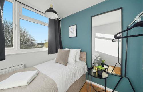 Cosy 3 Bedroom with Free Parking, Garden and Smart TV with Netflix by Yoko Property - Foto 16