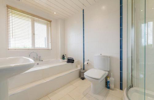 Alton Villa, Sleeps 12, Great for Families, Undercover Hotub & Games Room - Foto 14