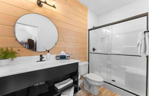 The Luxx - ALL NEW / 4 BD / Poolside / Hot Tub / Lake View - Foto 34