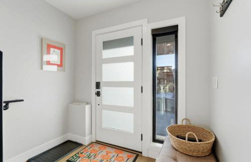 Luxury Hideout w Hot Tub Steam Shower - Photo 38