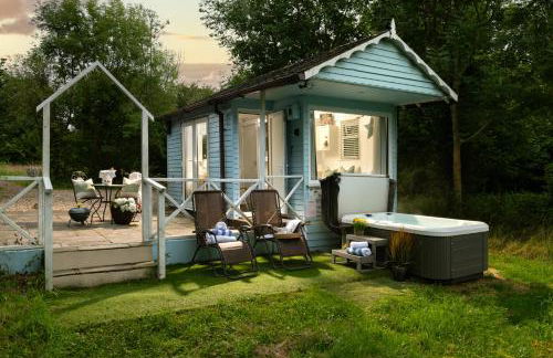 Woodland Art Studio - Cosy Woodland Studio with Private Hot Tub - Photo 1