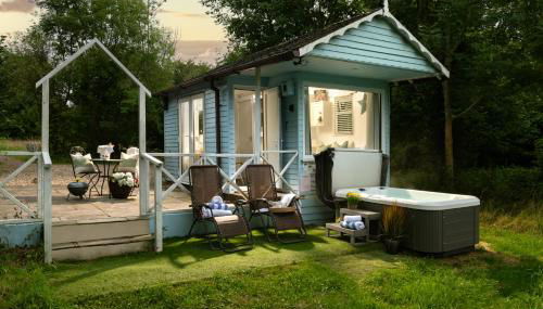 Woodland Art Studio - Cosy Woodland Studio with Private Hot Tub - Foto 1, sunbed, Garden view