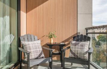 Balcony View and King Beds Walk to Golden 1 Center - Foto 11