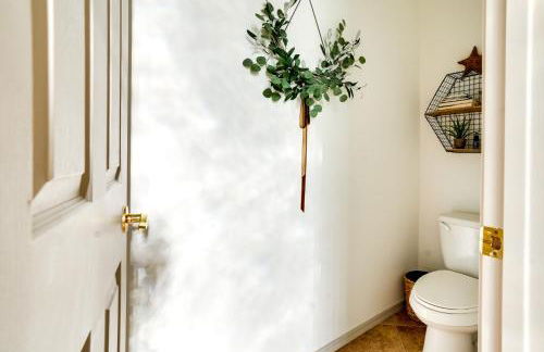 4 Mi to Surprise Stadium! Sunny V Home with Patio - Foto 16