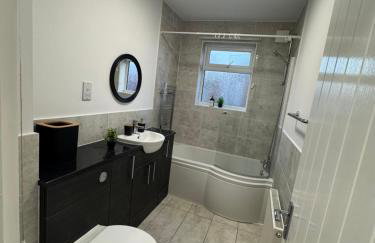 2 Bedroom Home with Free Parking & Fast Wi-Fi - Foto 10