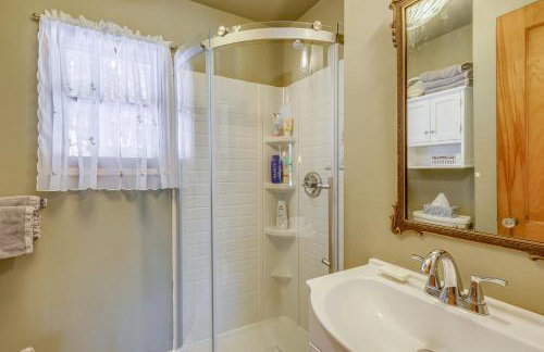 Private Dock and Beach! Lakefront Adirondacks Escape - Foto 17