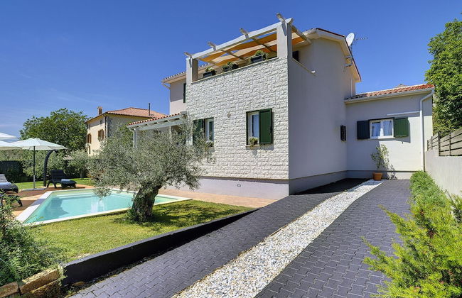 Superb Modern Villa With Pool, Large Fenced Yard Near the Beach - Foto 28