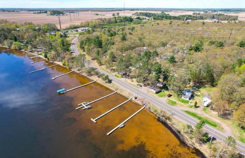 Stone Lake Cabin with Private Deck and Fire Pit! - Foto 36