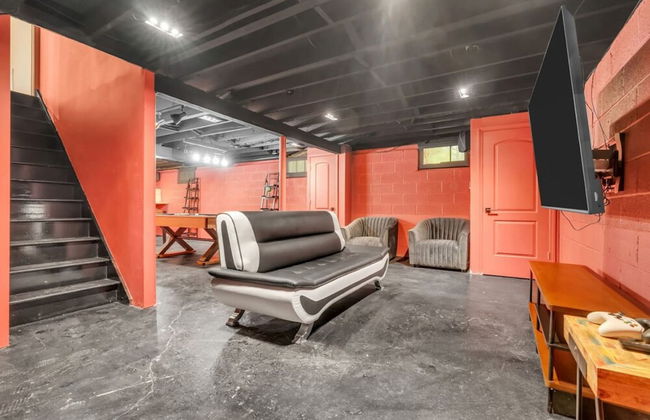 Fall Getaway With Hot Tub Fire Pit and Games - Photo 33