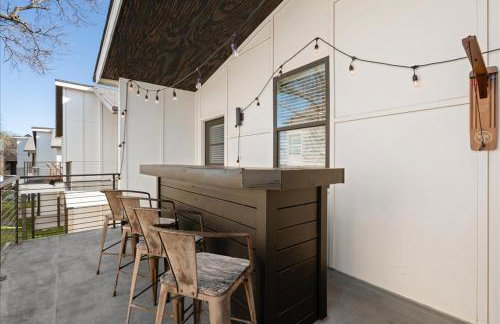 Nash House & Bars of Broadway with Patio Bar and Views! 8min Downtown! Sleeps 12! - Foto 5