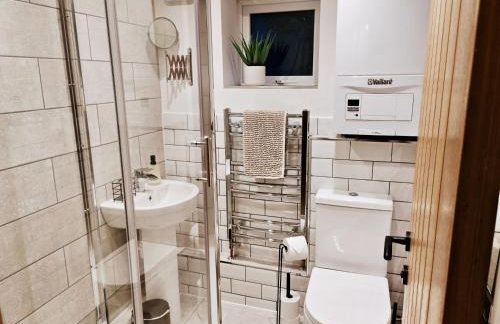 2-Bed Apartment - For Contractors & Business Travellers - Long Stays Welcome - Photo 11