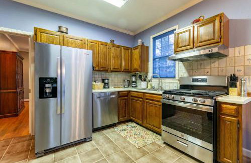 Cozy Home with BBQ Near Arts & Dining Hotspots - Foto 15