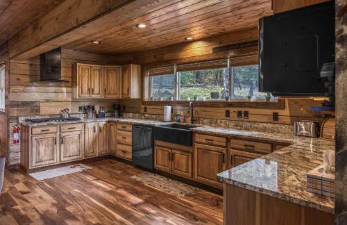 Mountain retreat w 2 fireplaces & lake - Foto 15