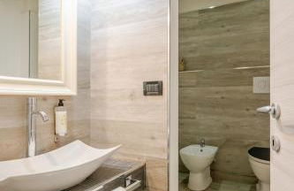 3 Suite in Centro Città con Vista Mare, Doccia Cromoterapia & Netflix Gratuito - Foto 28