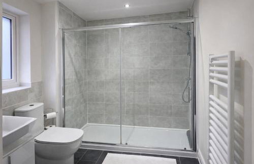 Spacious 4 Bedroom House in Milton Keynes for Families, Groups and Contractors - Foto 5