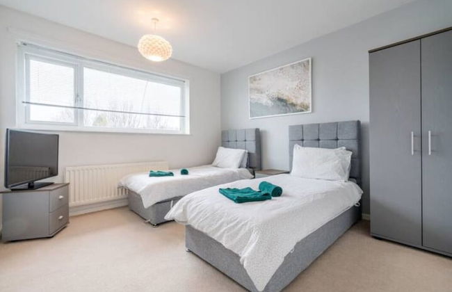 Bright & Airy 3BR Home with Parking - Photo 4