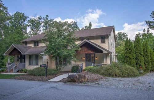 Brevard Basecamp · Brevard Basecamp fireplace in Primary BR - Foto 4