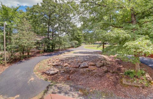 Peaceful Greers Ferry Cabin with Deck and Lake View! - Foto 41